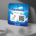 Plaque NFC Facebook avec QR code pour promouvoir une page professionnelle